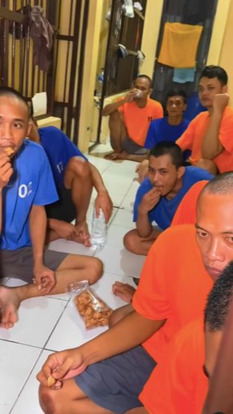 Wajah Girang Para Tahanan Diajak Pak Polisi Nobar Timnas U-23 dari Balik Jeruji Besi