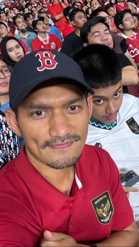 Gaya Seleb saat Nobar Timnas Indonesia U-23 vs Uzbekistan, Penampilannya Kece Banget Kenakan Jersey Merah Putih