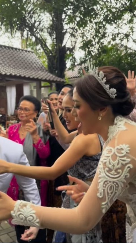 Although paid 50 million rupiah for one performance, Yuni Shara remains indifferent to wearing flip-flops when performing at a wedding event