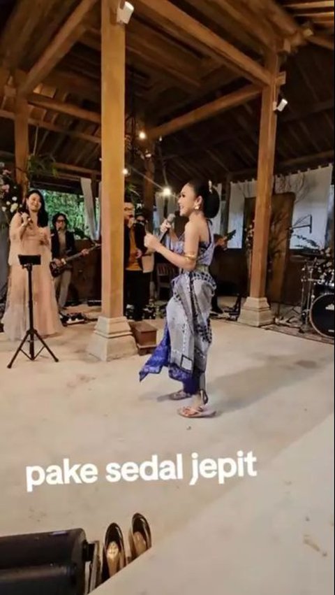 Although paid 50 million rupiah for one performance, Yuni Shara remains indifferent to wearing flip-flops when performing at a wedding event