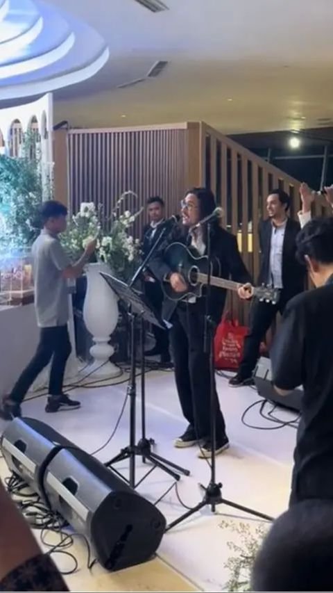 Rekan artis yang hadir dalam acara pernikahan Virzha adalah Marcello Tahitoe, yang juga tampil mempersembahkan lagu di hari pernikahan tersebut.