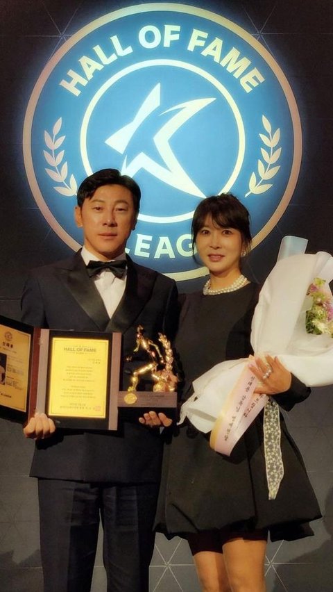 Ini potret kemesraan Shin Tae-yong dan sang istri. Keduanya telah menikah selama 29 tahun. Ini momen Cha Yong-joo yang menemani couch STY saat menerima penghargaan.