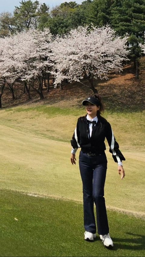Cha Yong-joo tampaknya hobi bermain golf. Ini potretnya saat bermain golf.