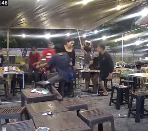 Brak! Viral Video of the Moment a Car Crashes into a Stall in Central Jakarta, 7 Motorcycles Damaged