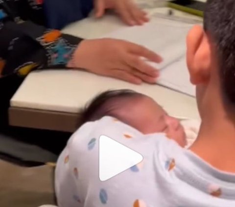 Baby Lily's Face Revealed When Carried by Rafathar, Netizens: Finally No Longer Curious