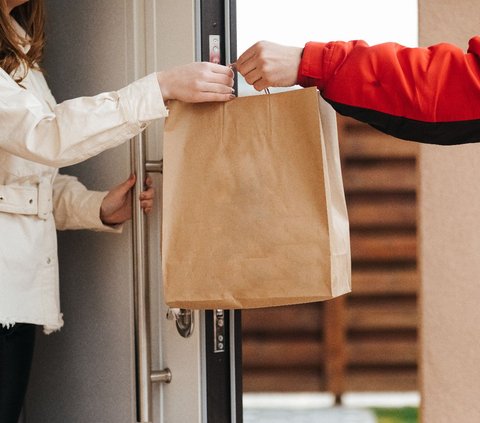 Man Orders 50 Fictitious Foods for Revenge on Ex-Girlfriend, Panics After 25 Couriers Wait Outside His House