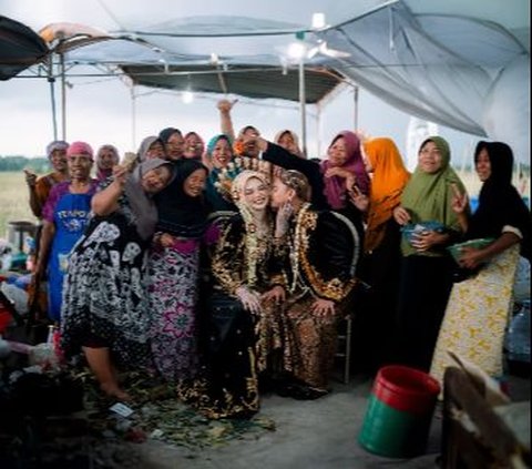 Viral Momen Pengantin Foto Bareng Ibu-ibu Rewang di Dapur, Ekspresi Kebahagian Banjir Pujian