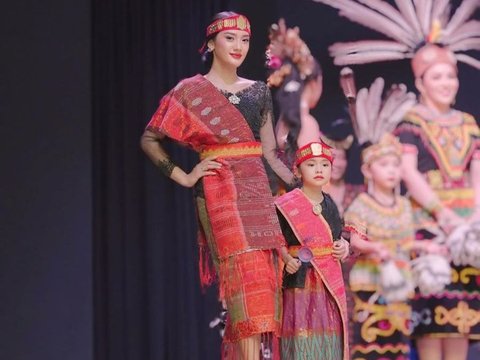 Foto-foto Anissa Aziza & Alea Ikut Fashion Show saat Momen Hari Kartini di Sekolah, Ibu dan Anak Kompak Banget