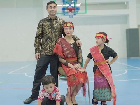 Foto-foto Anissa Aziza & Alea Ikut Fashion Show saat Momen Hari Kartini di Sekolah, Ibu dan Anak Kompak Banget