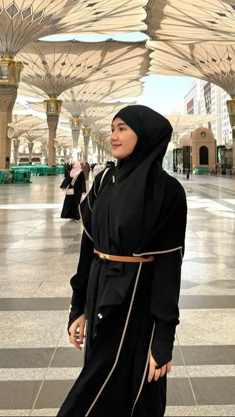 The Abaya worn by Miss Indonesia DIY 2022 looks simple, with white line accents in several parts.