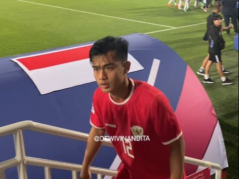 Momen Pratama Arhan walks wearily to the stands after scoring an own goal in the match against Uzbekistan, greeted by the embrace of Azizah Salsha