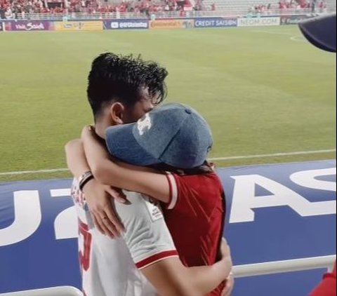 Momen Pratama Arhan walks wearily to the stands after scoring an own goal in the match against Uzbekistan, greeted by the embrace of Azizah Salsha