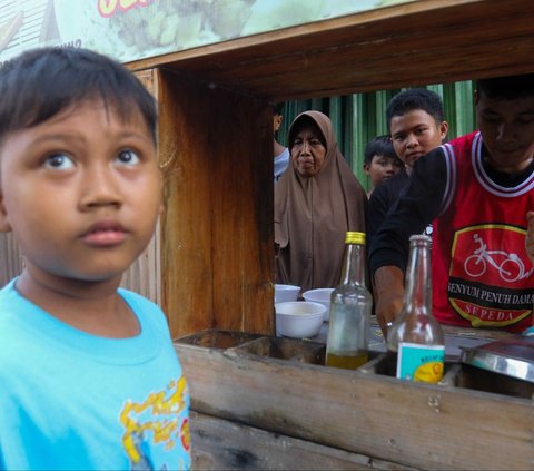 FOTO: Tasyakuran Kemenangan Prabowo-Gibran, Relawan Jokowi Bagikan Susu dan Mie Ayam Gratis di Menteng