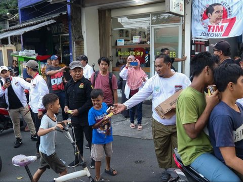 FOTO: Tasyakuran Kemenangan Prabowo-Gibran, Relawan Jokowi Bagikan Susu dan Mie Ayam Gratis di Menteng
