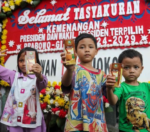 FOTO: Tasyakuran Kemenangan Prabowo-Gibran, Relawan Jokowi Bagikan Susu dan Mie Ayam Gratis di Menteng