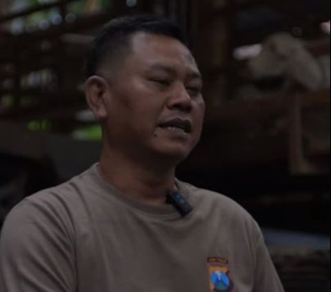 Hiburan, Aipda Nanang Sukses Berternak Domba Usai Dinas Pulang ke Kandang Bersih-bersih dan Beri Pakan