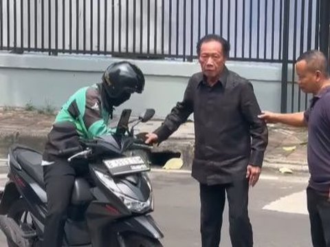 Former Governor of Jakarta Rides Ojol, Driver Immediately Kisses Passenger's Hand Upon Arrival at Destination