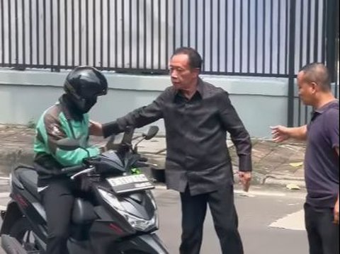 Former Governor of Jakarta Rides Ojol, Driver Immediately Kisses Passenger's Hand Upon Arrival at Destination