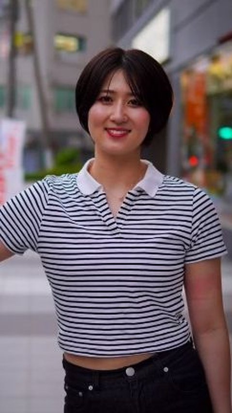 Berwajah Cantik Jelita, Cewek Jepang Tak Bisa Bergaya saat Difoto Sampai Diajari Orang Indonesia