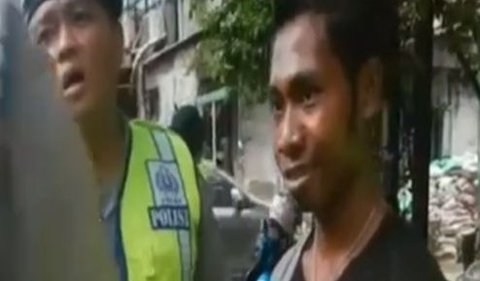 Dalam video, seorang personel Propam awalnya tampak curiga dengan pria yang berjalan membawa sebuah ransel.<br>