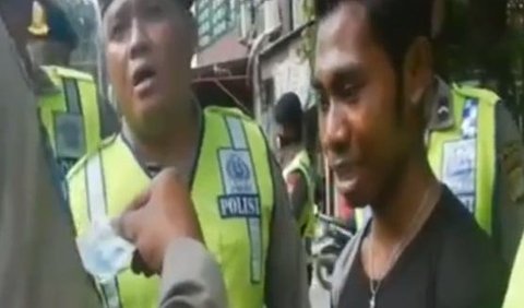 Personel Propam sempat akan membawa pria tersebut ke kantor, karena dicurigai sebagai seorang preman.