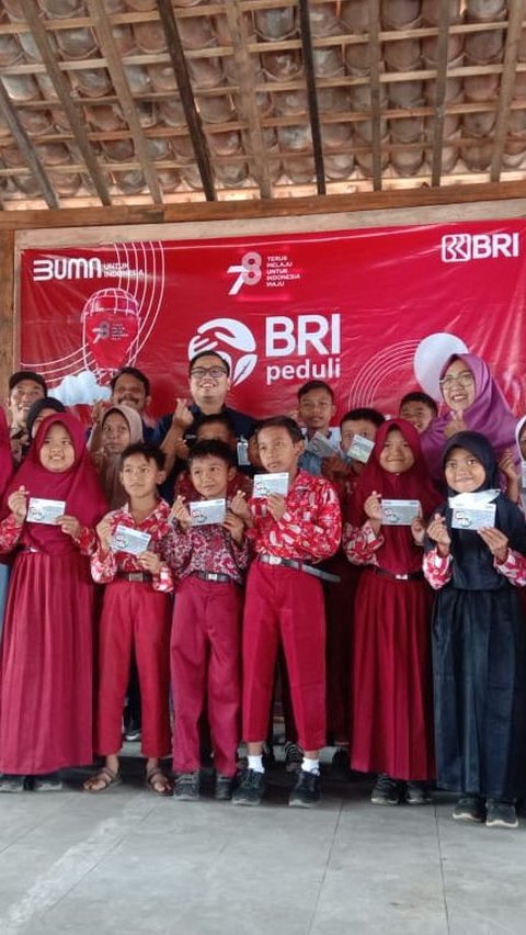 20 Anak Petani Jambu Kristal di Desa Munggangsari Purworejo Dapat Beasiswa dari Bank BRI, Siswa Berprestasi