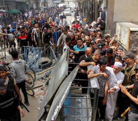 Sebuah toko roti Ajour di Kota Gaza kembali dibuka. Kehadiran kembali toko roti itu telah mendapatkan sambutan antusias warga Palestina di Gaza. Foto: REUTERS / Mahmoud Issa<br>