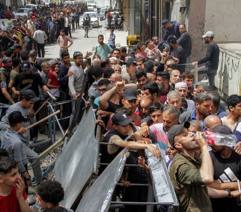 FOTO: Demi Roti, Antrean Warga Palestina di Gaza Sampai Sepanjang ini