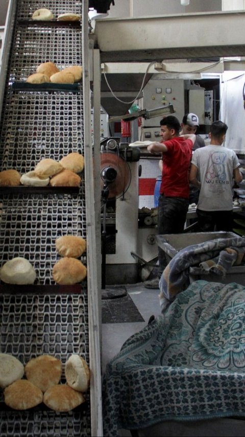Dalam beberapa jam pertama setelah dibuka kembali, toko roti Ajour berhasil menjual ribuan roti kepada warga Palestina yang antusias. Foto: REUTERS / Mahmoud Issa<br>