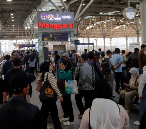 Alat transportasi seperti Kereta Rel Listrik (KRL) Commuterline memang sudah melekat di hati penumpang karena tarifnya yang sangat ramah untuk masyarakat. (Liputan6.com/Herman Zakharia)