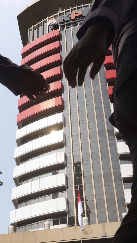 Petugas dari kepolisian melintas di sekitar Gedung Merah Putih KPK, Jakarta, Selasa (1/6/2021). Pengamanan gedung KPK dan sekitarnya diperketat terkait upacara pelantikan pegawai KPK menjadi Aparatur Sipil Negara. (Liputan6.com/Helmi Fithriansyah)