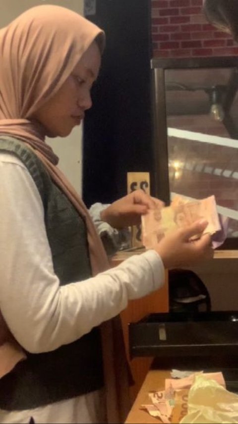 Viral Wanita Ini Tetap Bertahan dengan Gaji UMR, Ternyata Ini Alasannya Bikin Haru