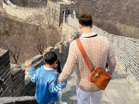 10 Gaya Verrell Bramasta saat Liburan di China Ngabuburit Keliling Kota, Netizen 'Ganteng Banget Mas Dewan'