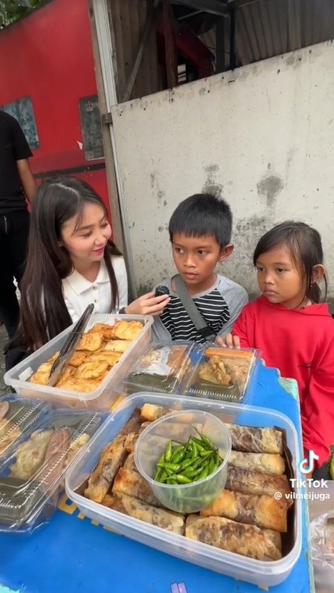 Bikin haru, begini perjuangan kakak beradik yang setiap hari jalan kaki untuk jualan takjil di pinggir jalan.