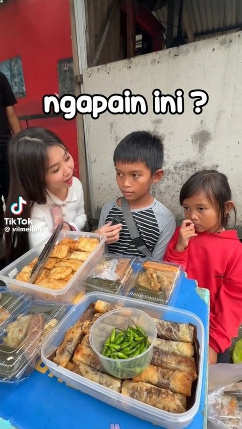 Bikin haru, begini perjuangan kakak beradik yang setiap hari jalan kaki untuk jualan takjil di pinggir jalan.