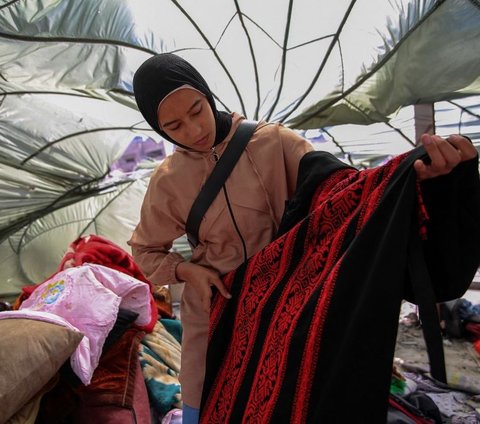 FOTO: Potret Warga Palestina Sulap Parasut Militer Jadi Tenda Darurat di Atas Puing Rumahnya