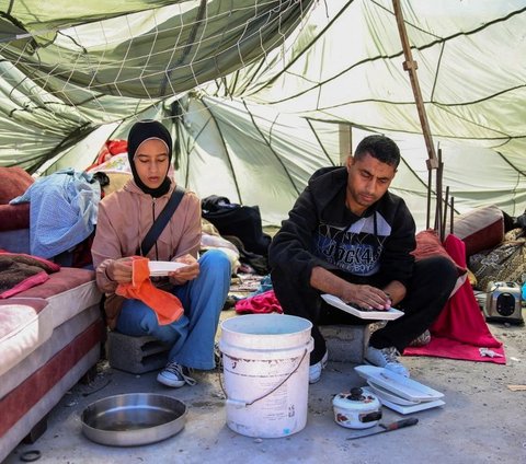 FOTO: Potret Warga Palestina Sulap Parasut Militer Jadi Tenda Darurat di Atas Puing Rumahnya