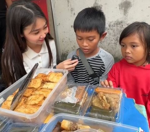 Viral Perjuangan Kakak Beradik Jualan Takjil di Pinggir Jalan, Bikin Haru
