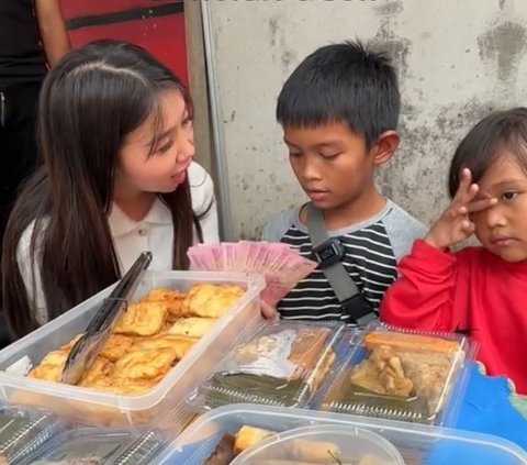 Viral Perjuangan Kakak Beradik Jualan Takjil di Pinggir Jalan, Bikin Haru