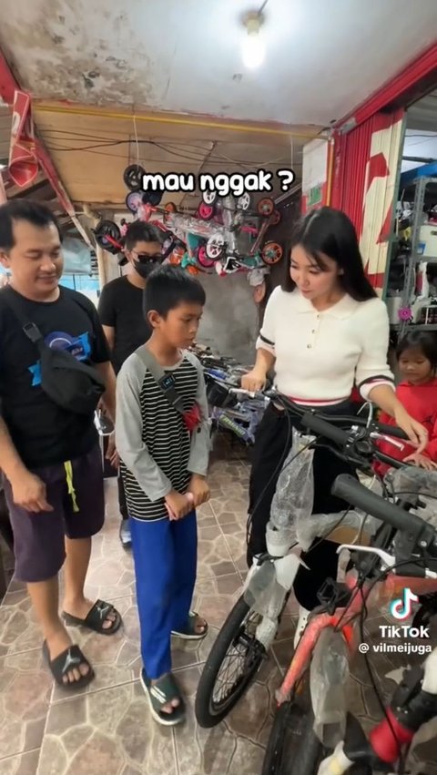 Viral Perjuangan Kakak Beradik Jualan Takjil di Pinggir Jalan, Bikin Haru