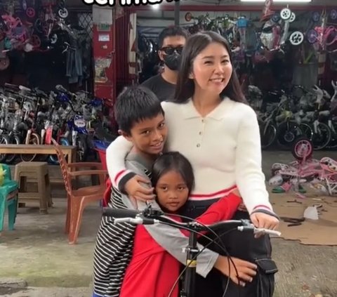 Viral Perjuangan Kakak Beradik Jualan Takjil di Pinggir Jalan, Dapat Hadiah Sepeda Baru