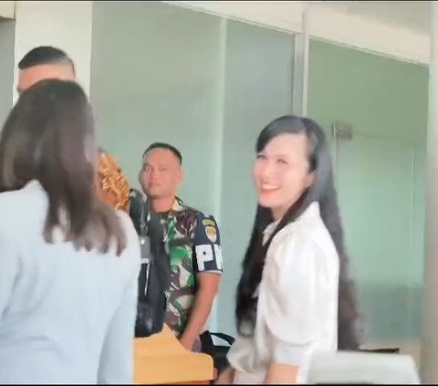Tebar Senyum, Sandra Dewi Penuhi Panggilan Kejagung Terkait Korupsi Timah Harvey Moeis