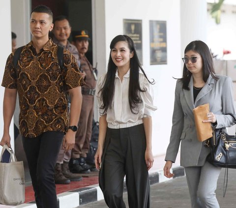 FOTO: Ekspresi Sandra Dewi Tebar Senyum Saat Penuhi Panggilan Kejagung Terkait Kasus yang Jerat Harvey Moeis