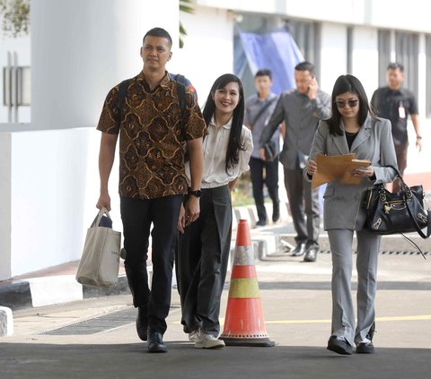FOTO: Ekspresi Sandra Dewi Tebar Senyum Saat Penuhi Panggilan Kejagung Terkait Kasus yang Jerat Harvey Moeis