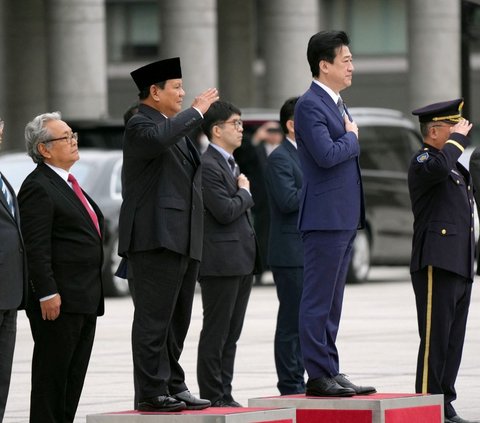 Presiden terpilih Indonesia dan Menteri Pertahanan Prabowo Subianto melakukan pertemuan dengan Perdana Menteri Jepang Fumio Kishida dan Menteri Pertahanan Jepang Minoru Kihara di Tokyo, Jepang, Rabu (3/4/2024)