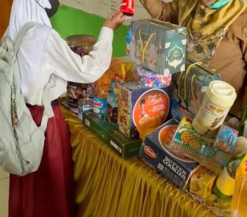 Viral Momen Siswa Patungan Beri THR untuk Guru, Curi Perhatian Warganet