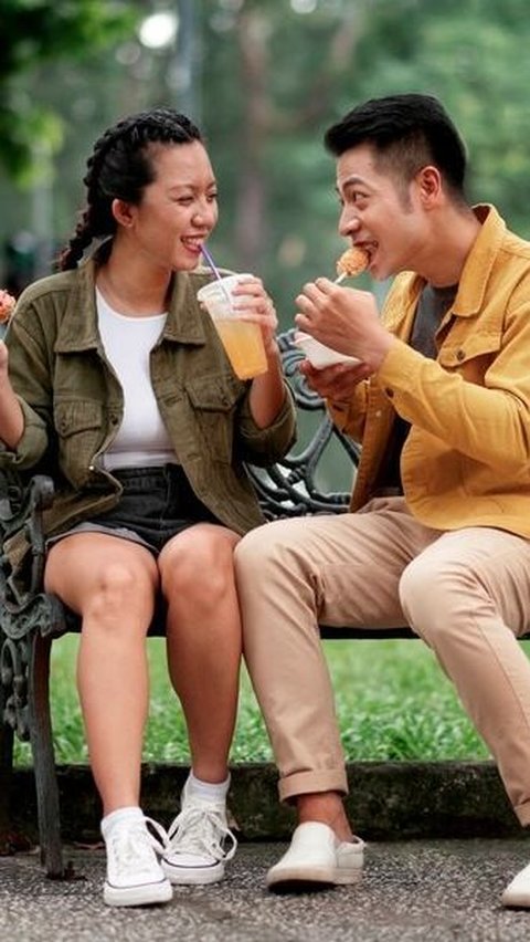 Ilustrasi Pasangan Bahagia Tanpa Sosmed