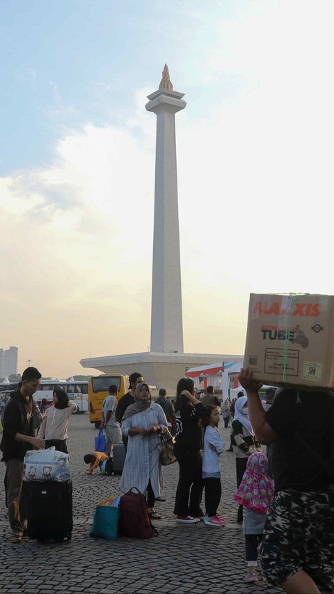 Pemberangkatan peserta mudik gratis Pemprov DKI dilakukan secara serentak dari Monas, pada Kamis (4/4) pagi. Liputan6.com/Herman Zakharia