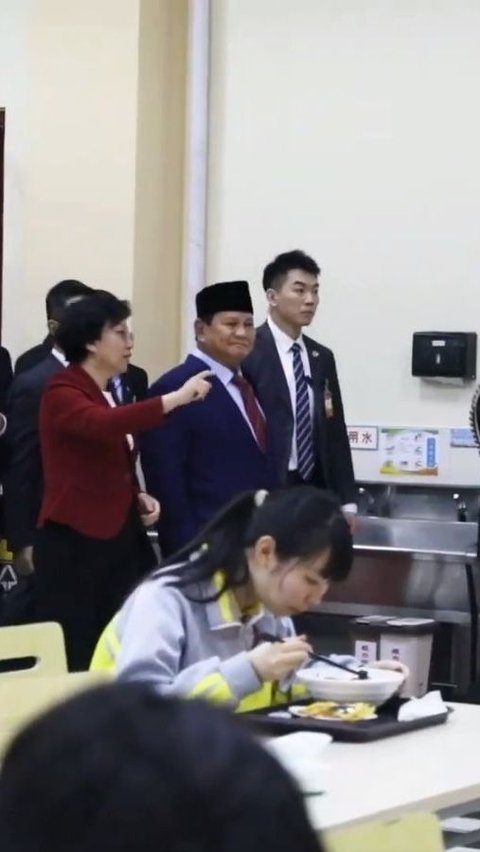 Momen Prabowo Tinjau Makan Siang Gratis di Sekolah China