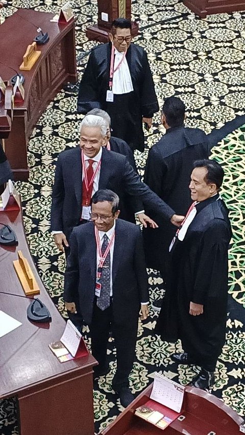 Hakim MK Sentil Ahli Kubu Prabowo: Sesama Guru Besar Tak Boleh Saling Mendahului seperti Bus Kota